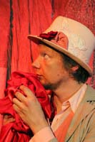 Huomenna
          hän tulee