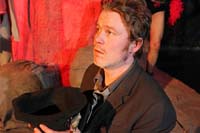 Huomenna
          hän tulee