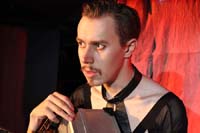 Huomenna
          hän tulee